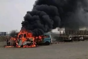 اخبار عدن – اشتعال حريق في حافلتين تعملان بالغاز في عدن بعد ظهر السبت مع تصاعد أعمدة الدخان.