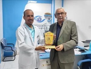 اخبار عدن – الدكتور عزام خليفة يقدّم تكريمًا لطبيب العيون الدكتور عدنان الشقفة