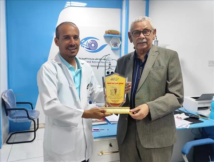 الدكتور عزام خليفة يكرم طبيب العيون الدكتور عدنان الشقفة