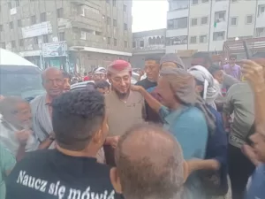 اخبار عدن – الشيخ محمد الكازمي يظهر لأول مرة بعد الإفراج عنه وسط حفاوة شعبية في المنصورة