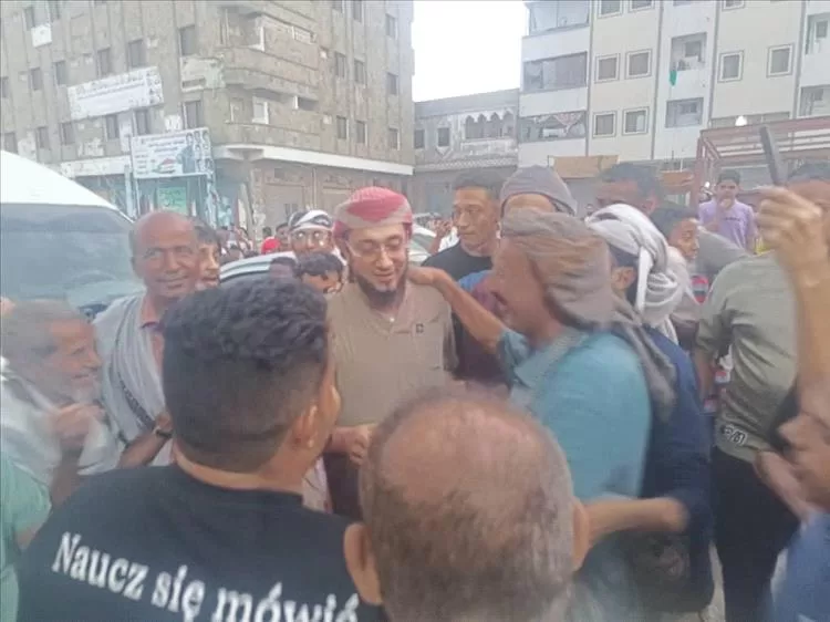 أول ظهور للشيخ محمد الكازمي عقب الإفراج عنه وسط استقبال شعبي في المنصورة