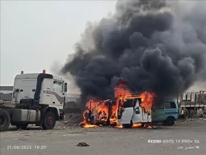 اخبار عدن – اندلاع حريق مفاجئ يؤدي إلى تدمير حافلة في الممدارة بعدن