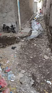 اخبار عدن – تسرب مياه الصرف في شوارع القلوعة وخشية من تفشي الأمراض