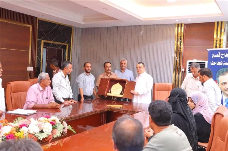 السلطة المحلية في خور مكسر تكرم مؤسسة سعيد نعمان المخلافي للتجارة والتبريد تقديرًا لدورها المجتمعي