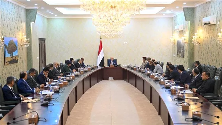 رئيس مجلس القيادة يرأس جانباً من اجتماع مجلس الوزراء