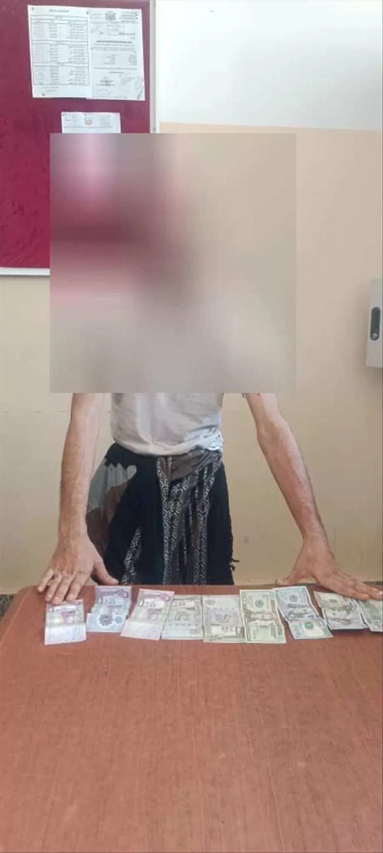 شرطة كريتر تلقي القبض على متهم بسرقة مبالغ مالية وهواتف من داخل محل تجاري