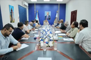 اخبار عدن – محافظ عدن يعقد اجتماعًا مع هيئة الإعلام ويؤكد على أهمية الدور الإعلامي في المواجهة.
