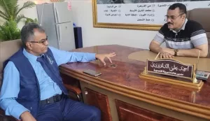 اخبار عدن – مدير عام المنصورة يتناول ترتيبات تركيب إشارات المرور الضوئية في عدة مواقع