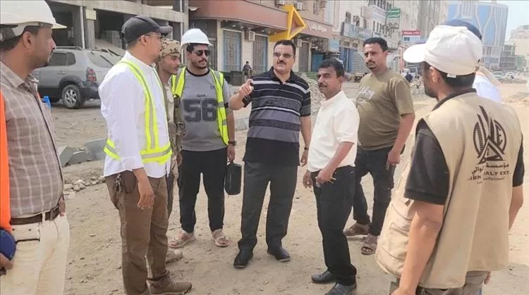 مدير عام المنصورة يطلع على سير العمل في مشروع إعادة تأهيل شارع الخمسين