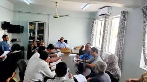 اخبار عدن – مدير عام مديرية التواهي يترأس اجتماعاً تنفيذياً ويؤكد على تحسين الخدمات