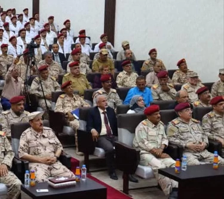 وزير الدفاع بحضور الدكتور الشبحي يشهد تخرّج أول دفعة أطباء جامعيين من مدرسة جندوح بعدن