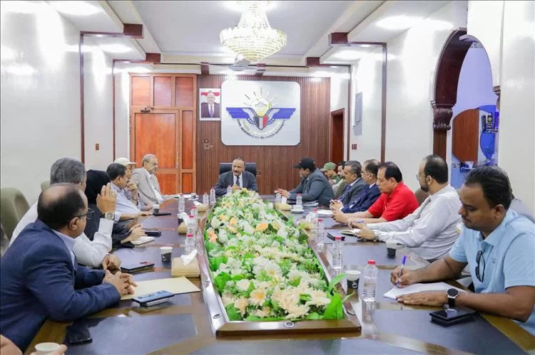 وزير النقل يناقش مستوى أداء نشاط الهيئة العامة للطيران المدني والأرصاد والمطارات في المناطق المحررة