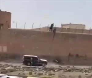 اخبار من وردت الآن: في وضح النهار.. هروب خمسة سجناء محكوم عليهم بتهمة القتل من سجن ذمار بفضل مساعدة من القيادات.