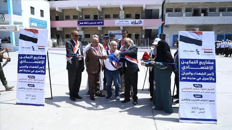 تعز: تسليم مشاريع التمكين الاقتصادي لطلاب وطالبات معهد "احتراف" من أسر الشهداء والجرحى والأسرى