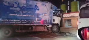اخبار وردت الآن – “حادثة تصادم قوية لشاحنة مياه في تعز تثير الذعر بين المارة”