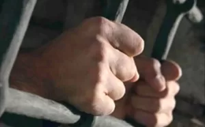 اخبار وردت الآن – شرطة لودر في أبين تبدأ التحقيق في حادثة قتل شاب بالرصاص وتقبض على شخصين.