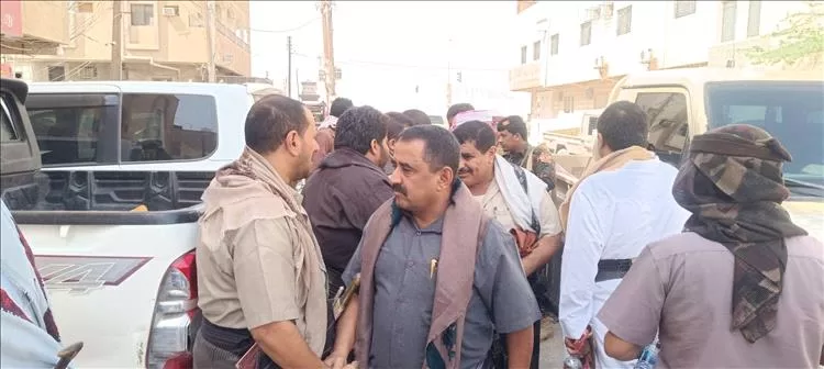 مدير أمن شبوة يؤدي واجب العزاء في الفقيد زياد ناصر البحري