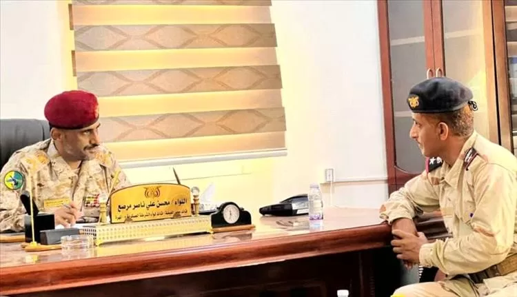 قائد محور الغيضة يلتقي قائد القطاع البحري بنشطون لمناقشة تعزيز التعاون الأمني