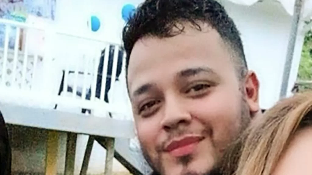 اعتقلوه أمام ابنه.. الشاب الذي دمرت أميركا حياته بترحيله إلى بلده
