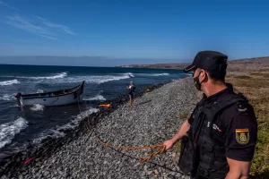اكتشاف جثث مقيدة قرب سواحل إسبانيا يشعل موجة من الشكوك حول جرائم قتل بحق المهاجرين.