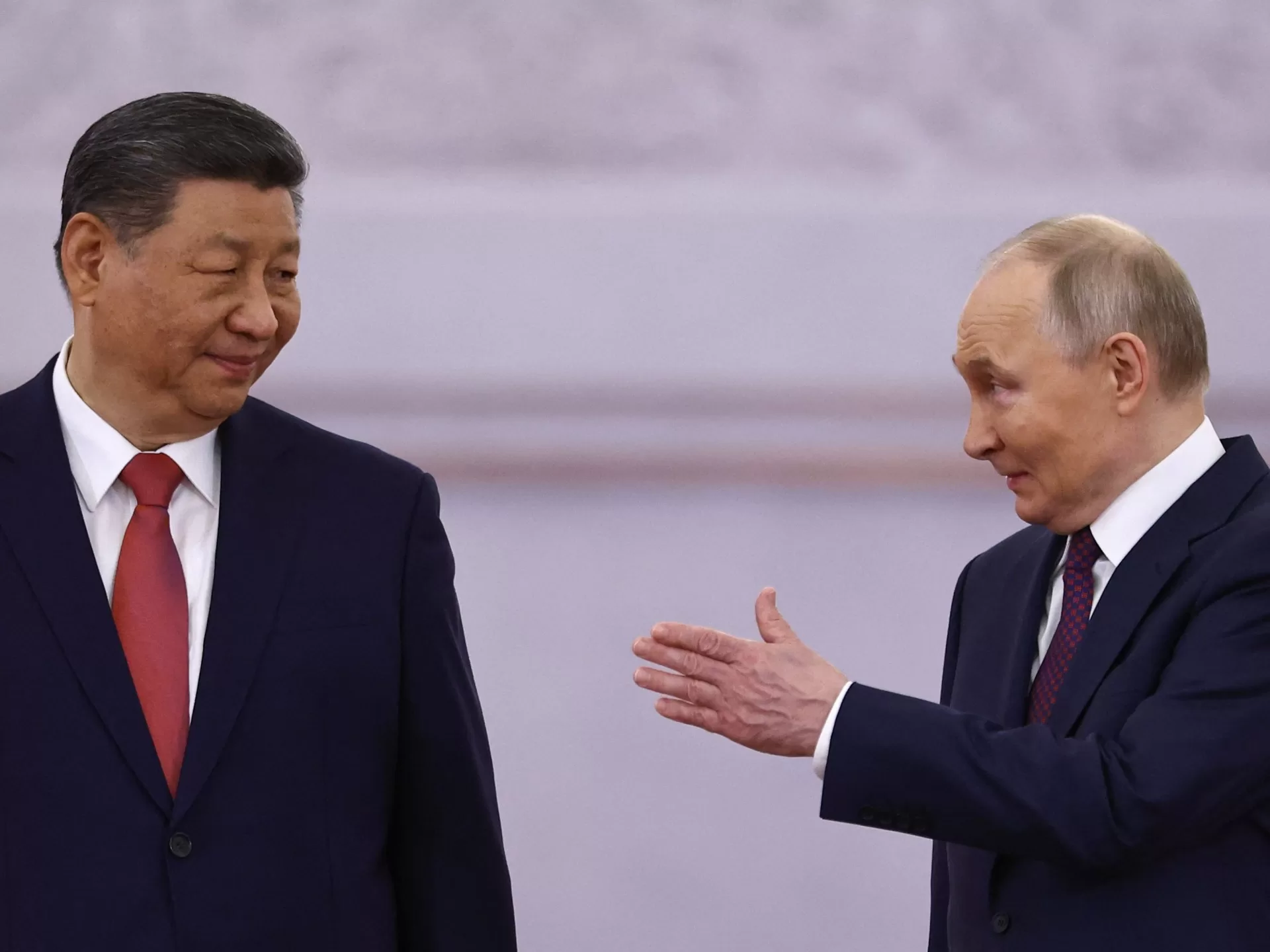 “الإسفين الاستراتيجي”: هل سيتمكن ترامب من خلق انقسام بين روسيا والصين؟