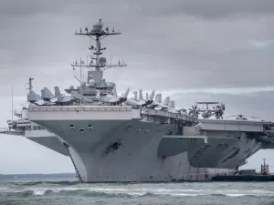 البنتاغون يفتح تحقيقًا حول حوادث تصادم وفقدان طائرات مقاتلة من حاملة الطائرات “ترومان”