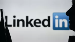 الرئيس التنفيذي لـ LinkedIn: مساعد الكتابة بالذكاء الاصطناعي ليس شائعًا كما كان متوقعًا