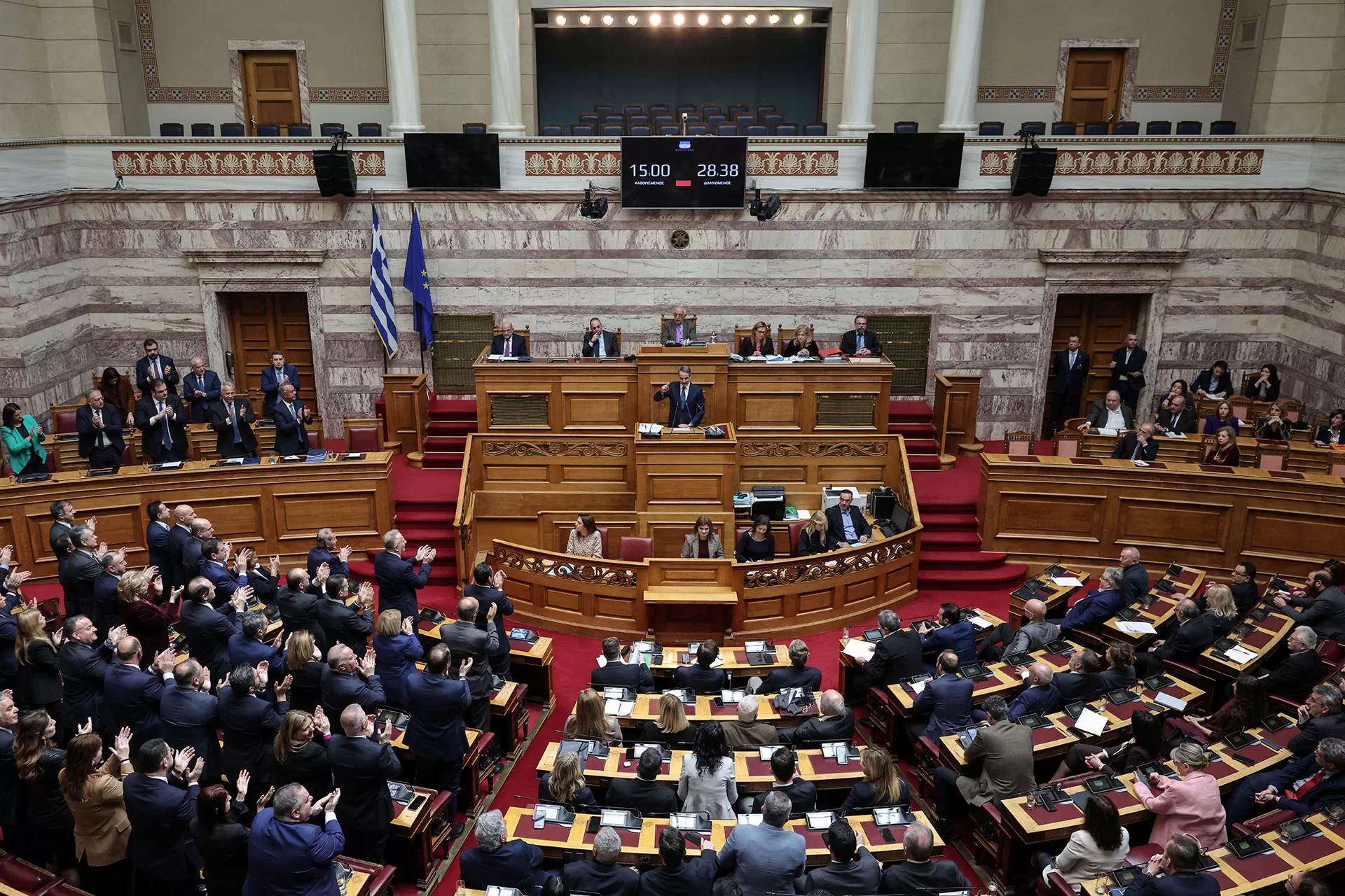 الفساد يؤدي إلى إقالة وزير يوناني وثلاثة نواب.