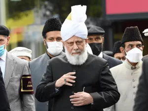 القاديانية: 135 عامًا من الجدل حول مفهوم النبوة والانتماء إلى الإسلام