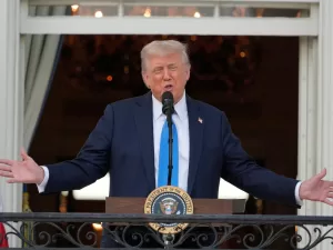 القيود الأميركية على دخول مواطني 12 دولة تبدأ اعتبارًا من الغد