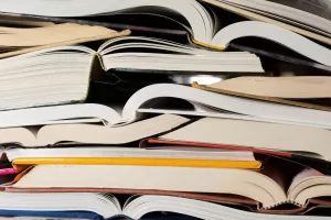 الكتاب يدعون الناشرين لتقليص استخدامهم للذكاء الاصطناعي