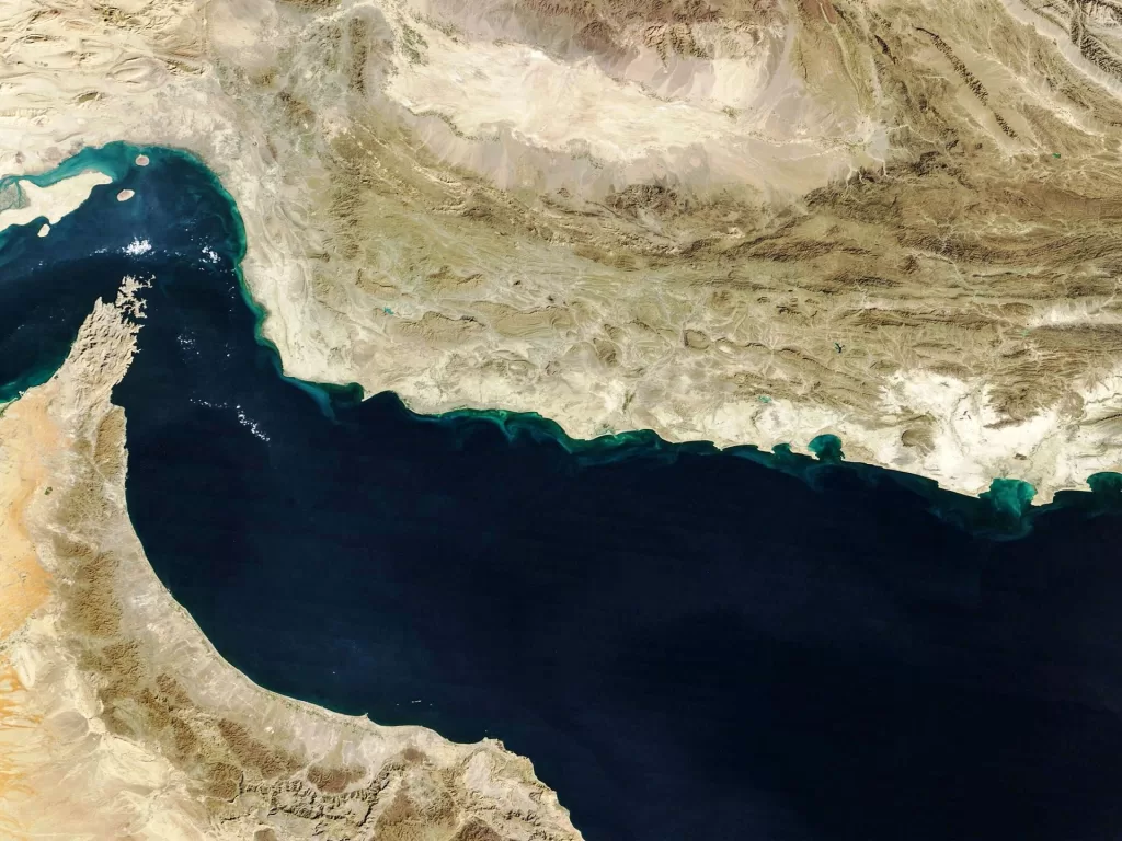 بلومبيرغ: 5 أسئلة عما سيحدث لو أغلقت إيران مضيق هرمز