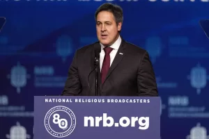 بول دانز: مهندس التغيير الإداري في الولايات المتحدة ومفكر “الترامبية” الحديثة