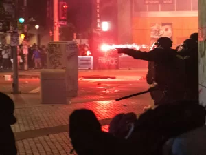 ترامب يعزز الحملات ضد المهاجرين ويتبادل اللوم مع حاكم ولاية كاليفورنيا