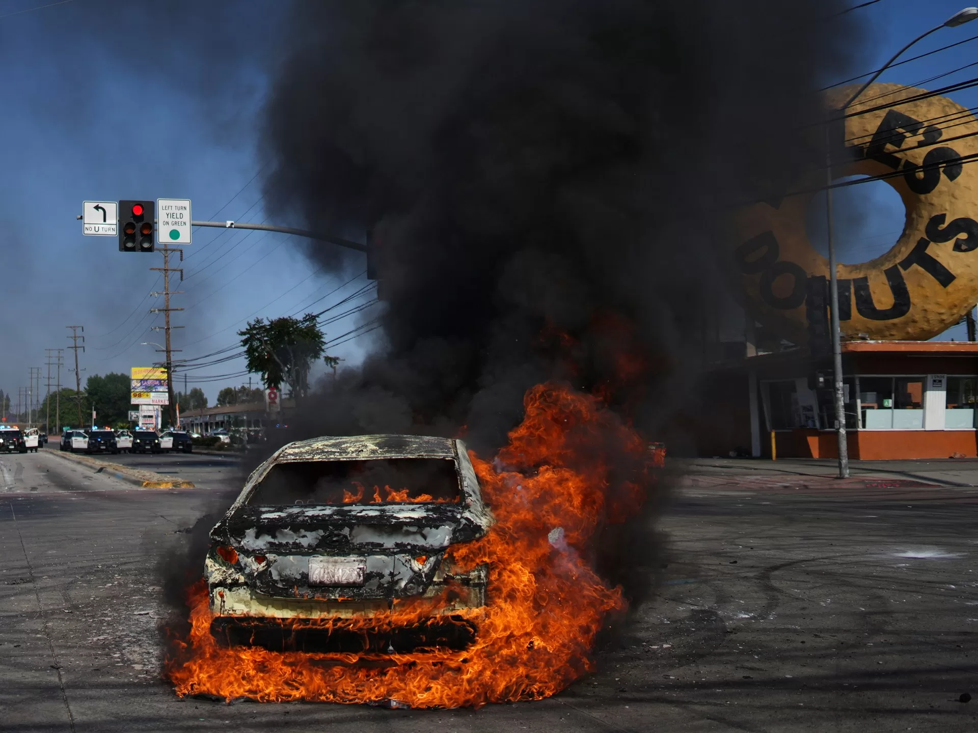 ترامب يلوح بتدخل الحكومة الفيدرالية لإنهاء الشغب بلوس أنجلوس