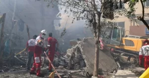 تزايد القلق في الأسواق الإيرانية عقب الهجمات الإسرائيلية، وانخفاض حاد في قيمة التومان مع مخاوف من تصعيد مستمر.