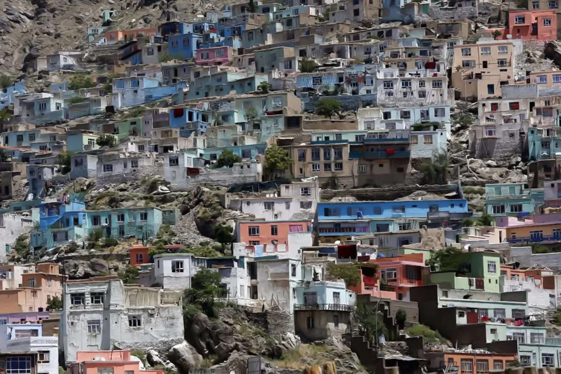 تزايد معاناة السكن غير المنظم في أفغانستان نتيجة الفقر والعزلة العالمية