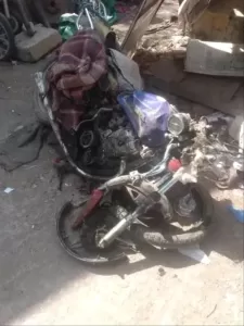 تقارير وردت الآن – حادث خطير يؤدي إلى وفاة شاب وإصابة شقيقته بسبب تصادم دراجة نارية مع سيارة في