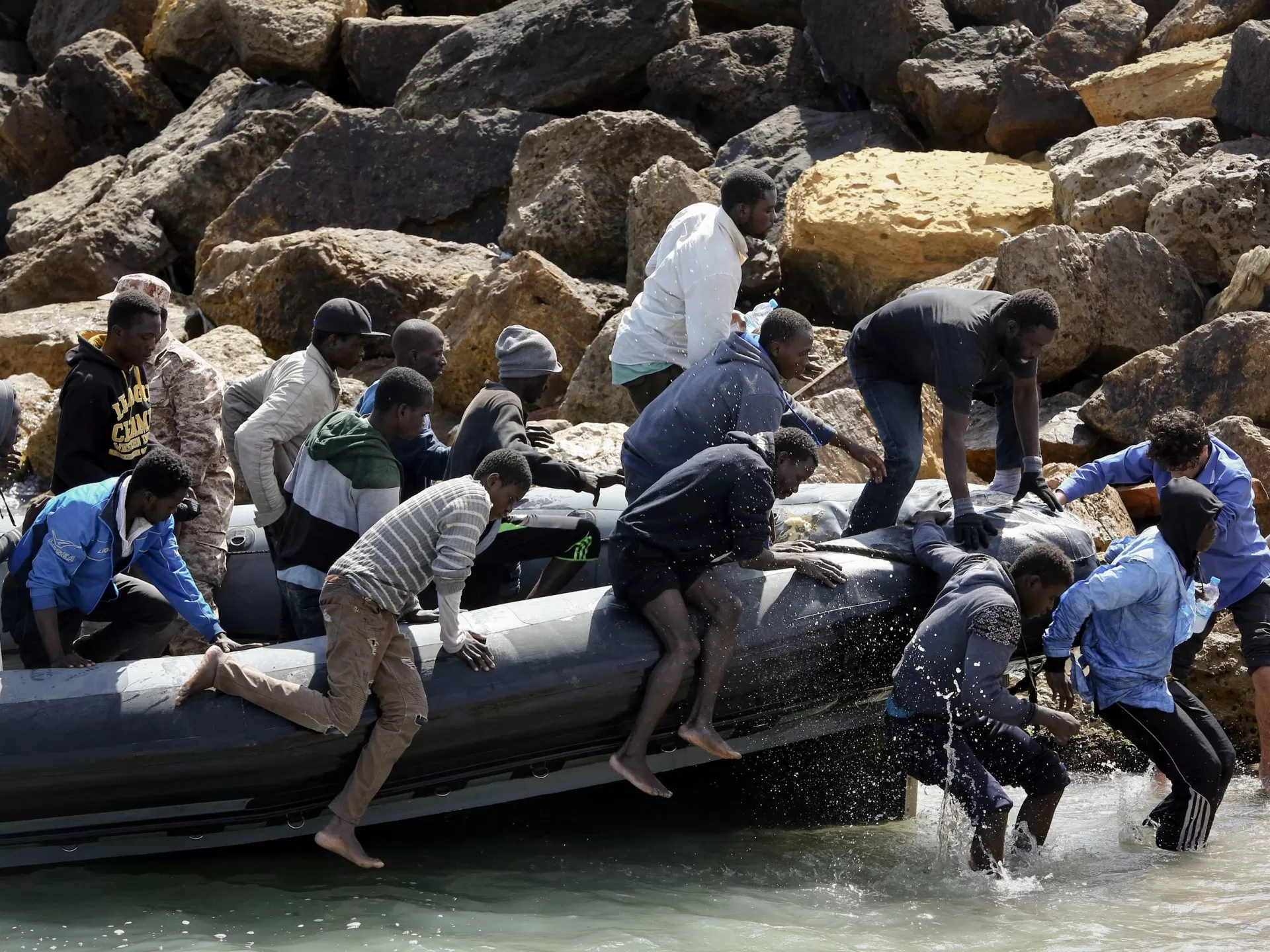 حصار المهاجرين في عقر ديارهم آخر تكتيكات أوروبا لمكافحة الهجرة