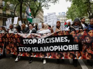 جاكوبين: الخوف من الإسلام أجبر آلاف المسلمين على مغادرة فرنسا