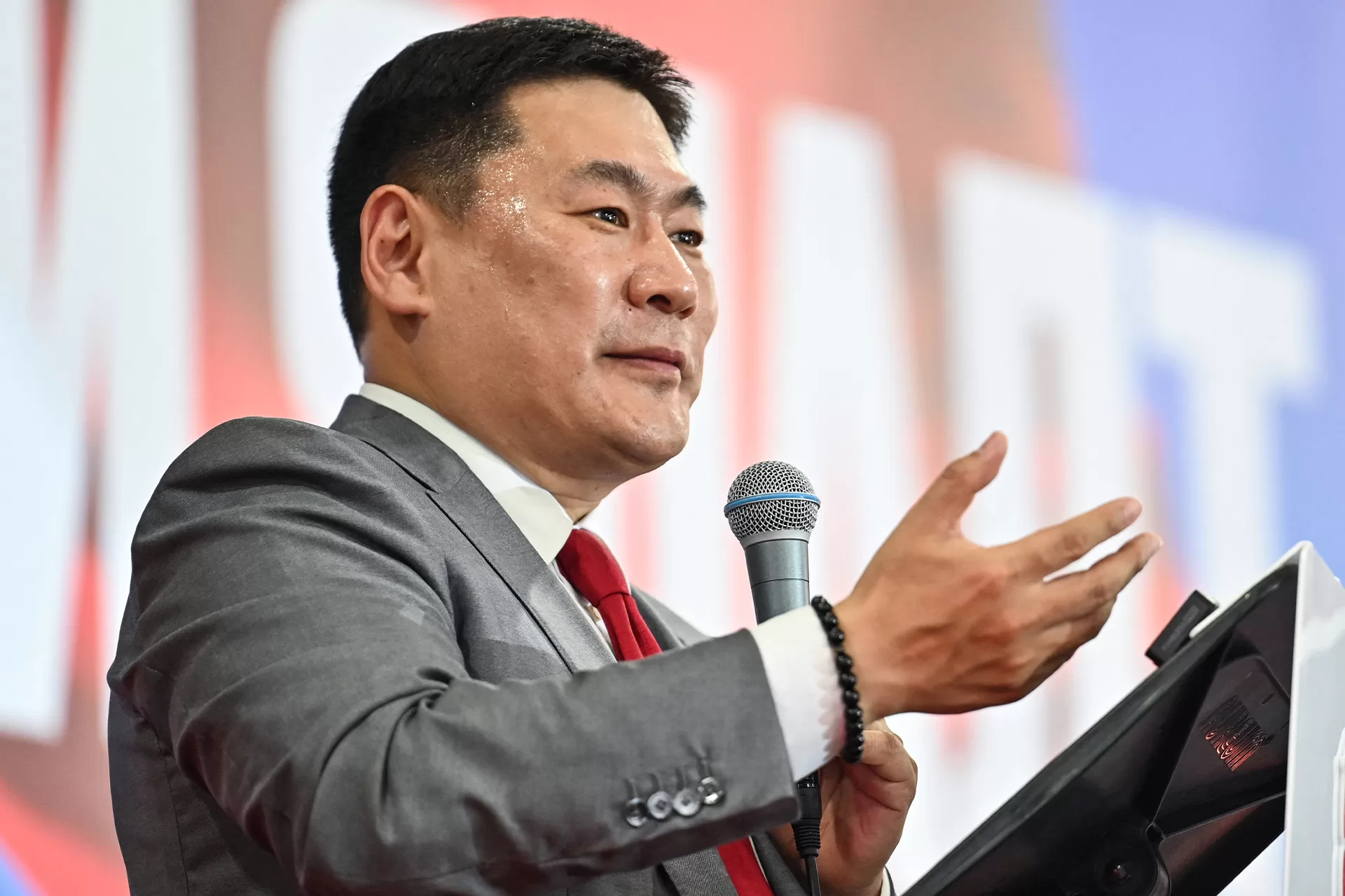 جواهر وطائرات هليكوبتر: كيف أدت فضائح فساد نجل رئيس وزراء منغوليا إلى الإطاحة بوالده من السلطة؟