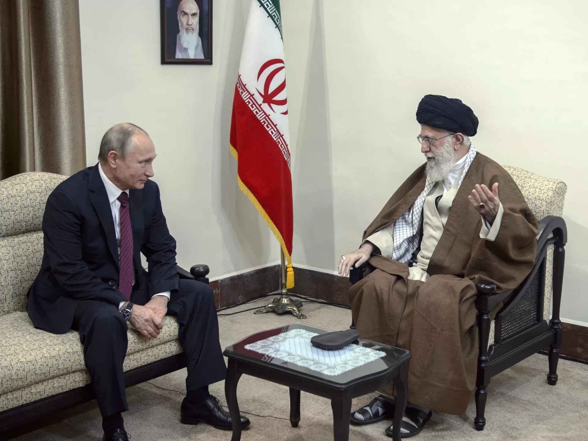 خارج السيطرة: دعمًا لمحور الممانعة، مؤيدون يتهمون روسيا وبوتين بالخيانة.