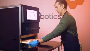 روبوتات XRobotics على أسطح المطبخ تعدّ 25,000 بيتزا شهرياً