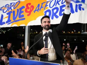 شاب مسلم يتنافس على قيادة بلدية نيويورك ضمن صفوف الديمقراطيين