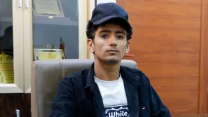 شاب يمني ينقذ شخصاً من الغرق في وسط أمواج عاتية ووسائل التواصل تتفاعل