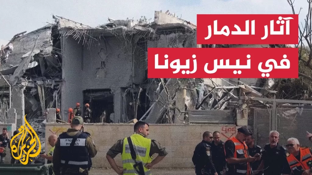 آثار الدمار في مستوطنة "نيس زيونا" جراء سقوط صواريخ إيرانية