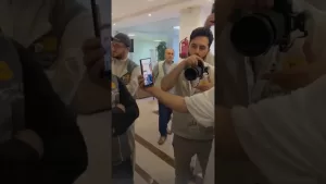 شاهد الرئيس السوري يجري اتصالا بحجاج سوريين للاطمئنان على أحوالهم