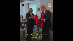 شاهد ترمب يحصل على قميص بتوقيع رونالدو كتب عليه “اللعب من أجل السلام”