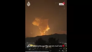 شاهد تصاعد أعمدة دخان فوق منشأة خوجير لإنتاج الصواريخ في إيران