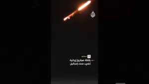 شاهد رشقة صواريخ إيرانية تضيء سماء إسرائيل